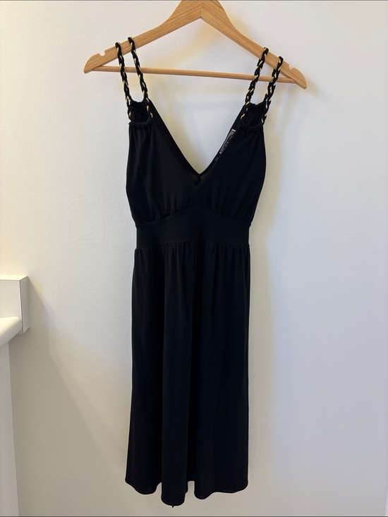 Guess Dresses & Skirts - GUESS Black V-Neck dress, stretchy fabric, waist tie. Sz large.